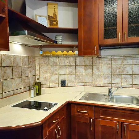 Heart Of Old 3 Bedroom By Dome Square Apartament *