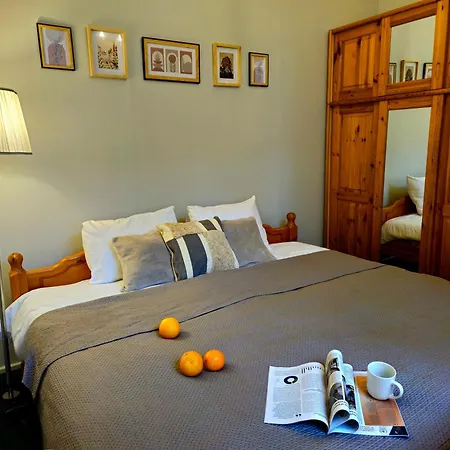 Heart Of Old 3 Bedroom By Dome Square Apartament