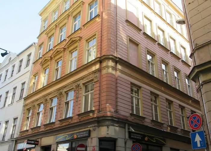 Heart Of Old 3 Bedroom By Dome Square Apartment