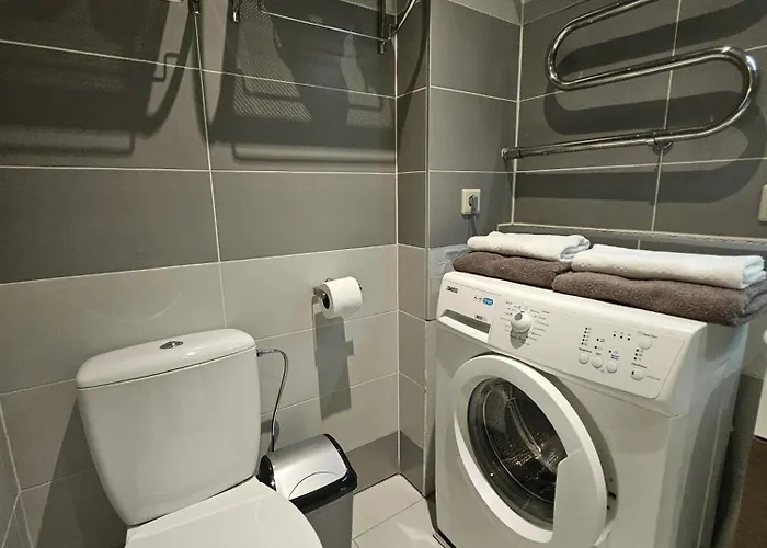 Heart Of Old 3 Bedroom By Dome Square Apartment *