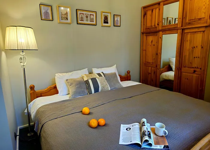 Heart Of Old 3 Bedroom By Dome Square Apartment