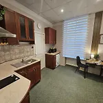 Heart Of Old Three Bedroom By Dome Square Апартаменты Рига
