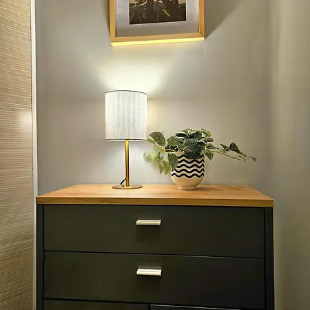 Heart Of Old Three Bedroom By Dome Square *